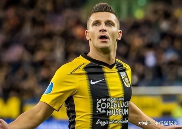 离谱？B费失点后迁怒主裁+要求道歉 曼联球迷：丢人！快送去沙特